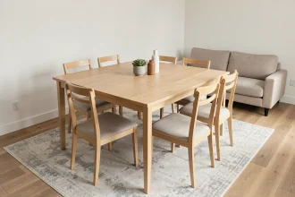 Table à manger compacte pour 6 personnes dans un petit salon moderne avec chaises scandinaves et banc encastré